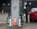 Un hombre compra gasolina en una gasolinera Chevron el 16 de marzo de 2026 por gasolina sin plomo de calidad regular en una gasolinera Chevron.