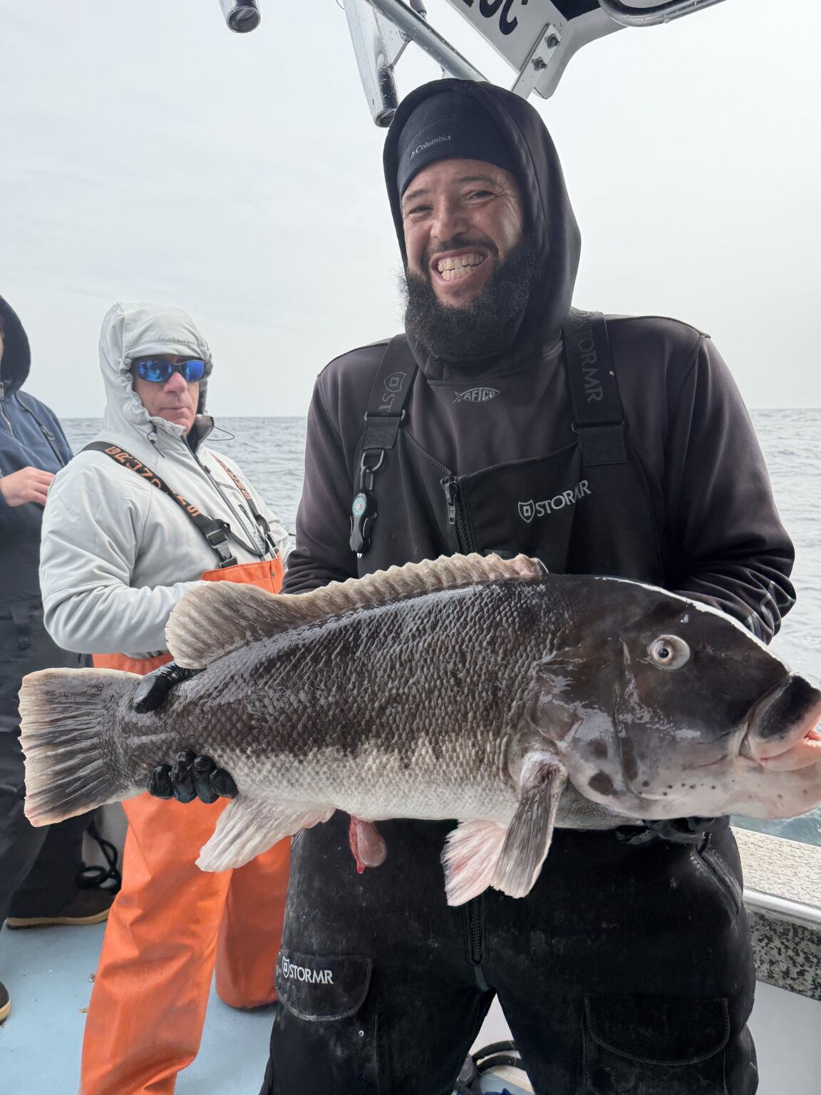 Hombre en un barco de pesca