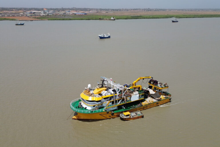 El Turk Yilmaz, un cerco con bandera turca que opera en aguas de Guinea-Bissau desde febrero de 2023, ancló frente al puerto de Bissau el 21 de febrero. Foto de Joseph Skrodlik para Mangabay.