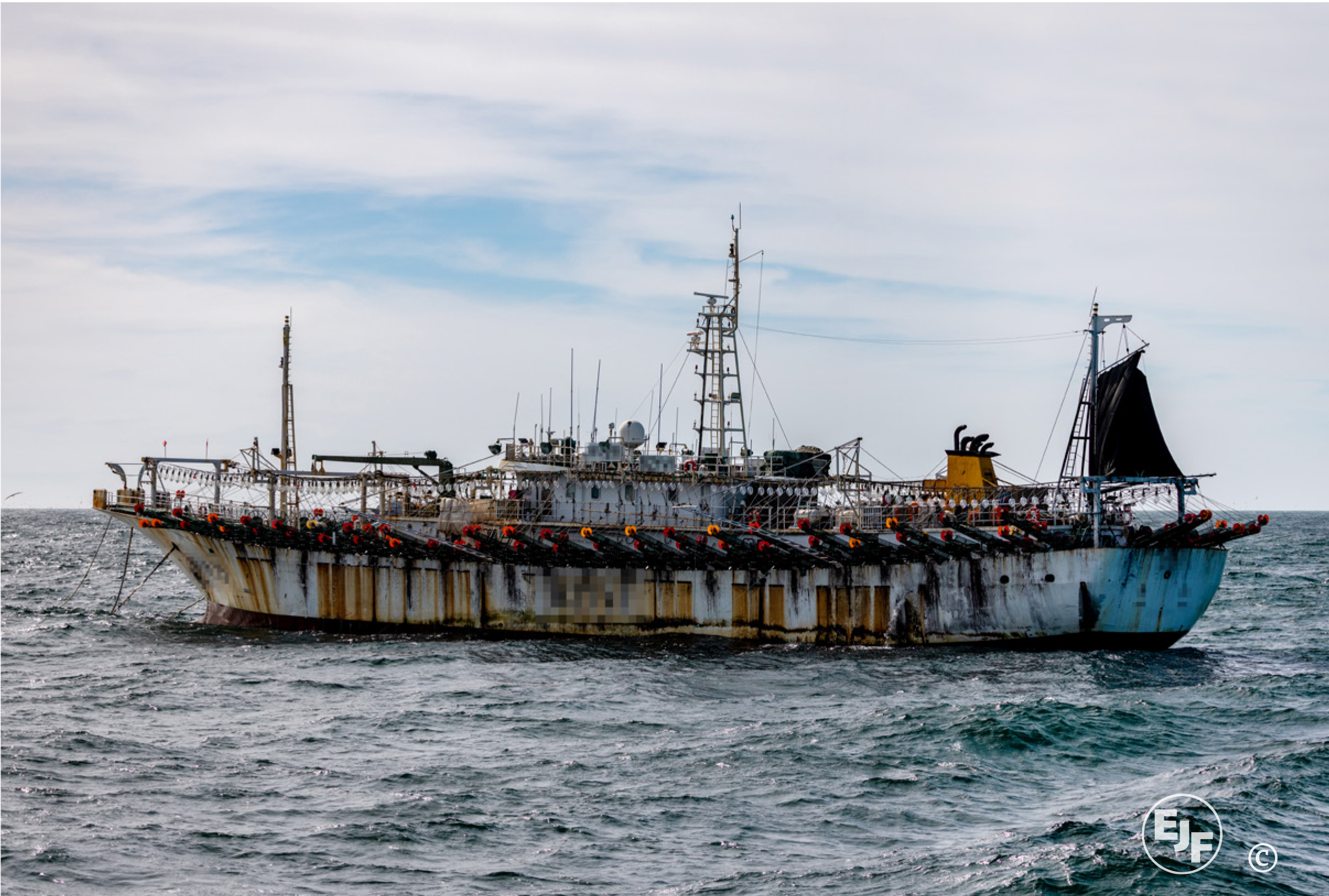 Un potero de calamar con bandera china autorizado para pescar en aguas de la SPRFMO, fotografiado operando en el suroeste del Océano Atlántico en 2025. Foto cortesía de EJF.