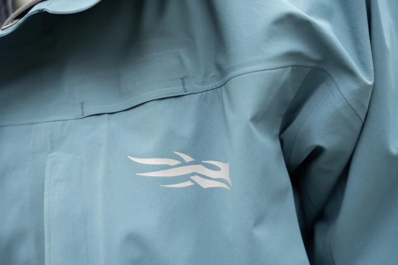 Imagen de primer plano del logotipo de la chaqueta impermeable.