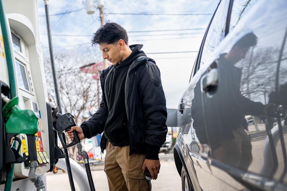 AUSTIN, TEXAS - 13 DE FEBRERO: Un cliente bombea gasolina en una gasolinera Chevron el 13 de febrero de 2025 en Austin, Texas. Se espera que los precios del gas aumenten en todo el país a medida que aumentan los precios del petróleo. Los analistas están en contra de la inflación, el mantenimiento de las refinerías e Irán