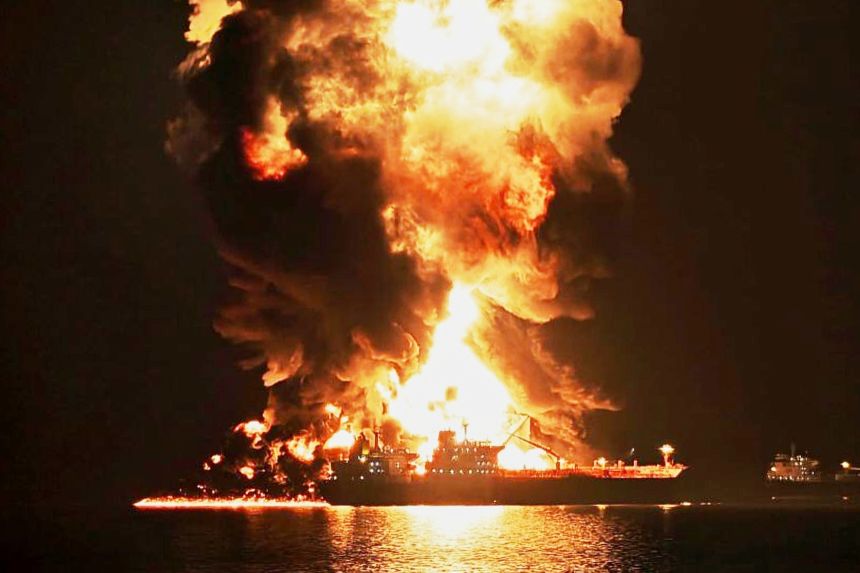 Un petrolero arde después de ser alcanzado por un ataque iraní en una zona de transferencia de barco a barco en el puerto de Khor al-Zubayr, cerca de Basora, Irak, el 11 de marzo.
