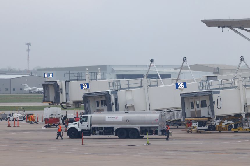 William P. en Houston, Texas. Un camión de combustible en el aeropuerto Hobby el 9 de marzo.