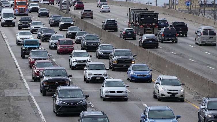Se ven autos avanzando en varios carriles en una carretera importante.