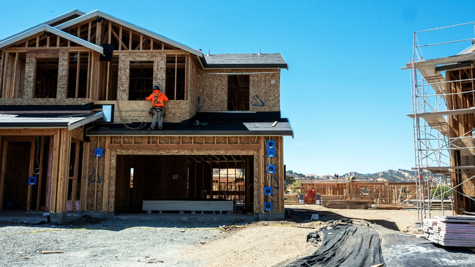 Los constructores trabajan en la construcción de una nueva casa.