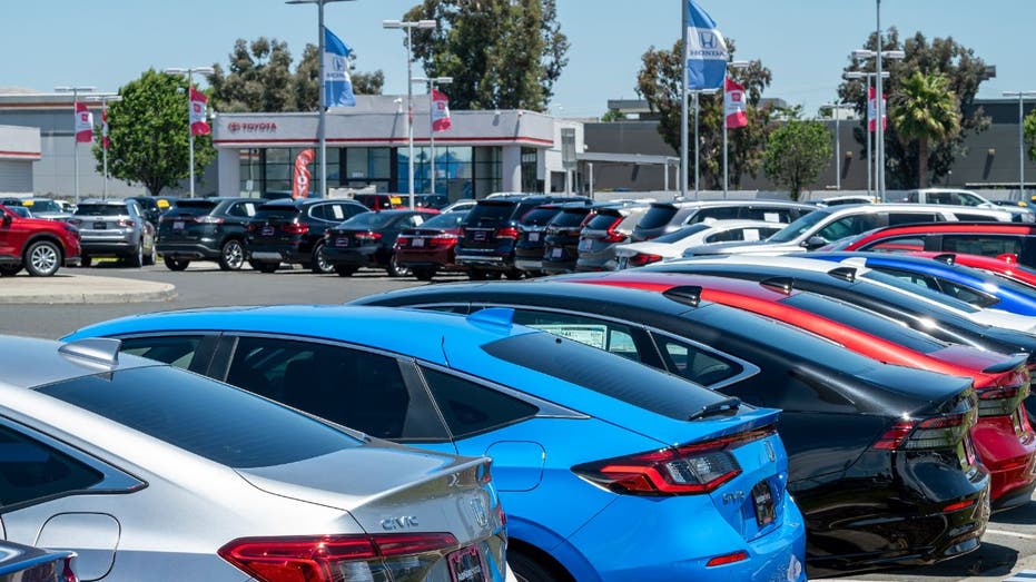 Concesionario Honda con coches alineados
