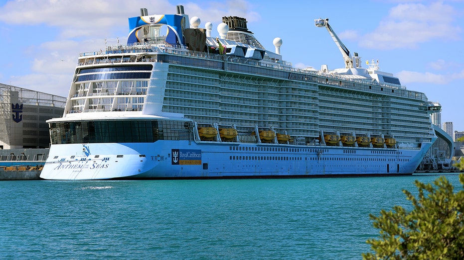 Un crucero de Royal Caribbean en el agua