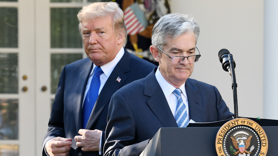 Una foto del presidente Donald Trump caminando detrás del presidente de la Reserva Federal, Jerome Powell, en la Casa Blanca.