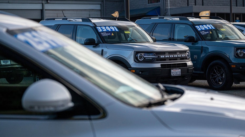 Vehículos usados ​​a la venta en un concesionario de Colma, California