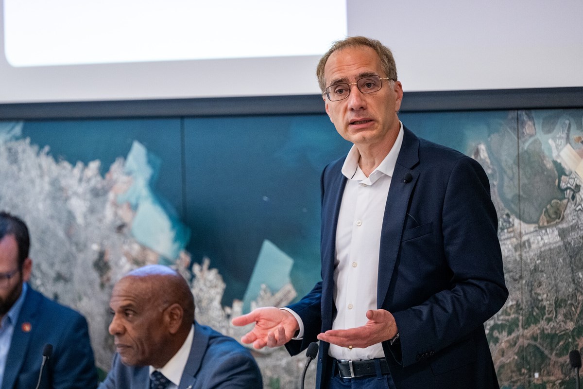Patrick Wolf, analista financiero, habla durante un foro para candidatos a comisionado de seguros de California en la Asociación de Investigación Urbana y Planificación del Área de la Bahía (SPUR) el 9 de abril de 2026 en San Francisco.