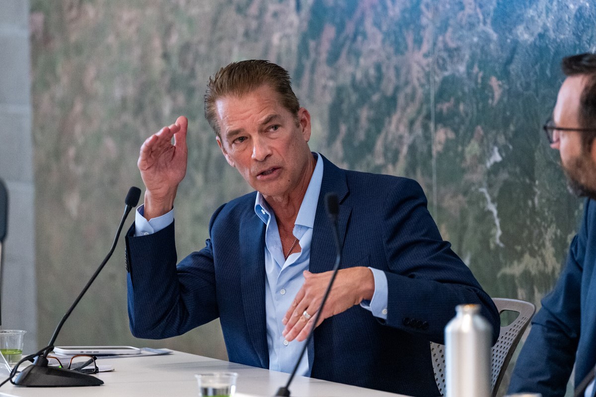 Merritt Farren, abogado y ejecutivo de tecnología, habla durante un foro para candidatos a comisionado de seguros de California en la Asociación de Investigación Urbana y Planificación del Área de la Bahía (SPUR) en San Francisco el 9 de abril de 2026.