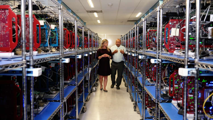 Por qué Apple duplicó su costoso negocio de chips personalizados, superó a Intel y comenzó una tendencia