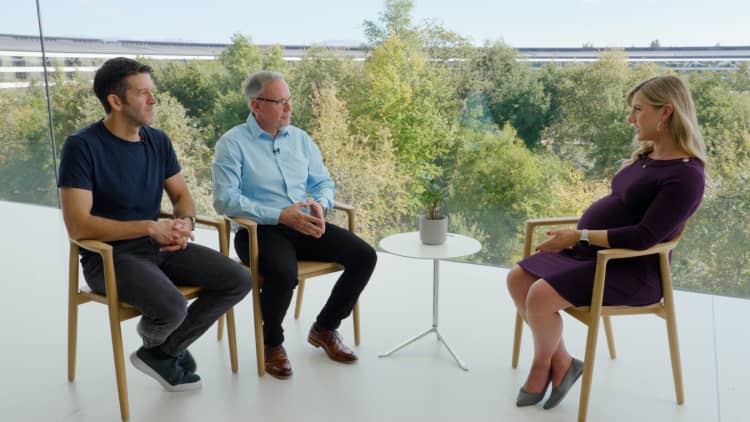 Los ejecutivos Johnny Srozzi y John Turnus en el creciente negocio de chips de Apple