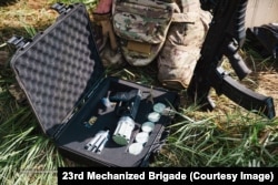 Una pistola antidrones Ptashka en un estuche con múltiples balas de red.
