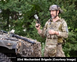 Un soldado ucraniano con una pistola de red Patashka.