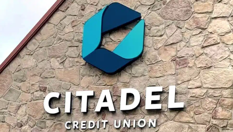 Signo de cooperativa de crédito en el edificio de piedra.