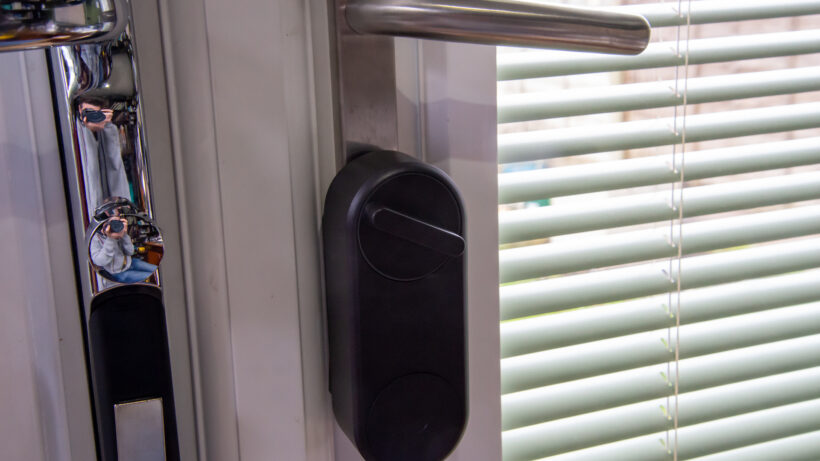 Una cerradura de puerta inteligente Yale Linus negra está correctamente instalada en la puerta