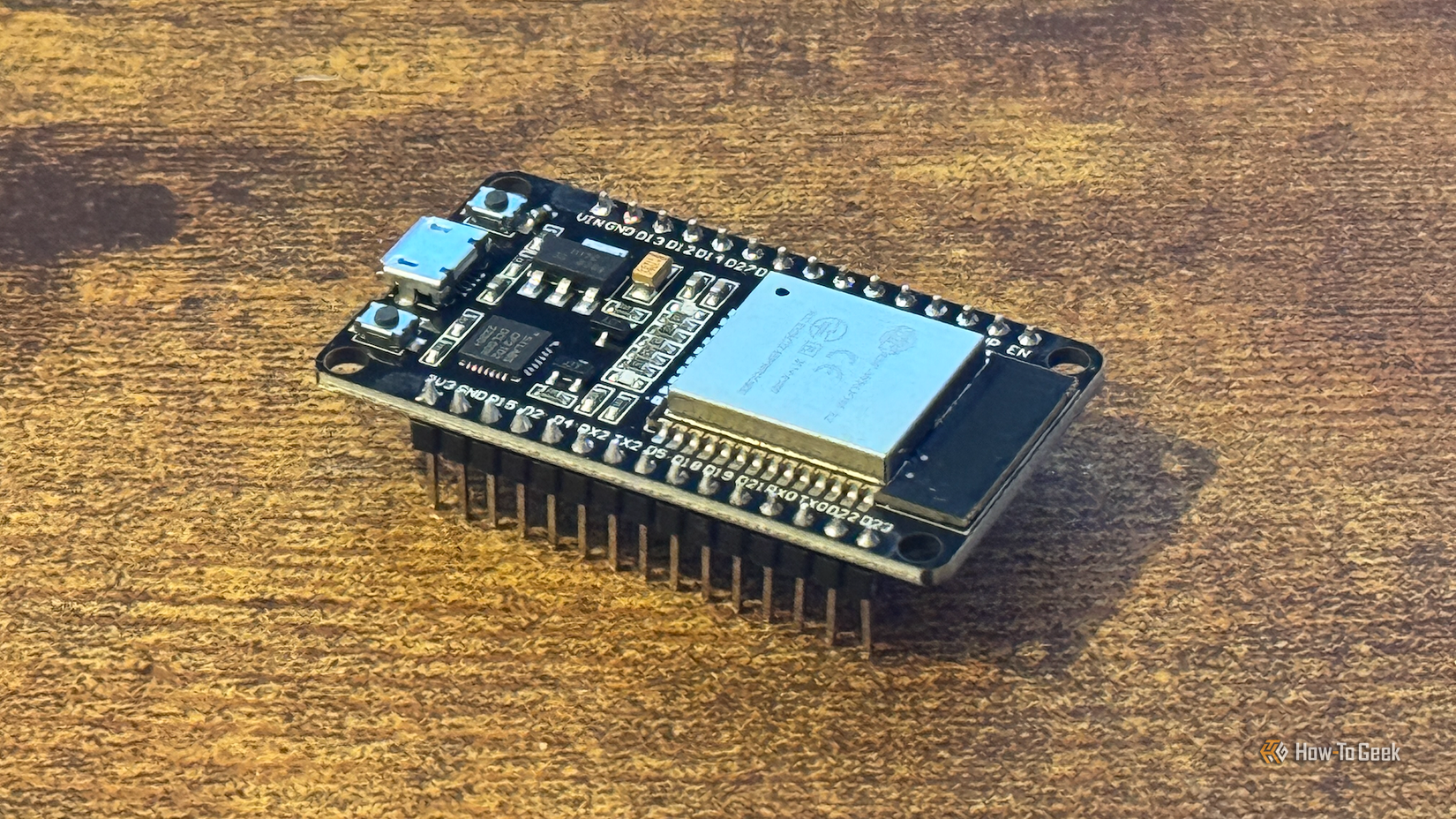 Un microcontrolador ESP32 sobre un escritorio.