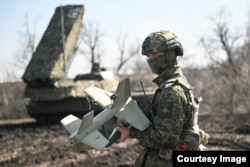 Un soldado ruso protege una posición de artillería con cohetes con un sistema Elka.
