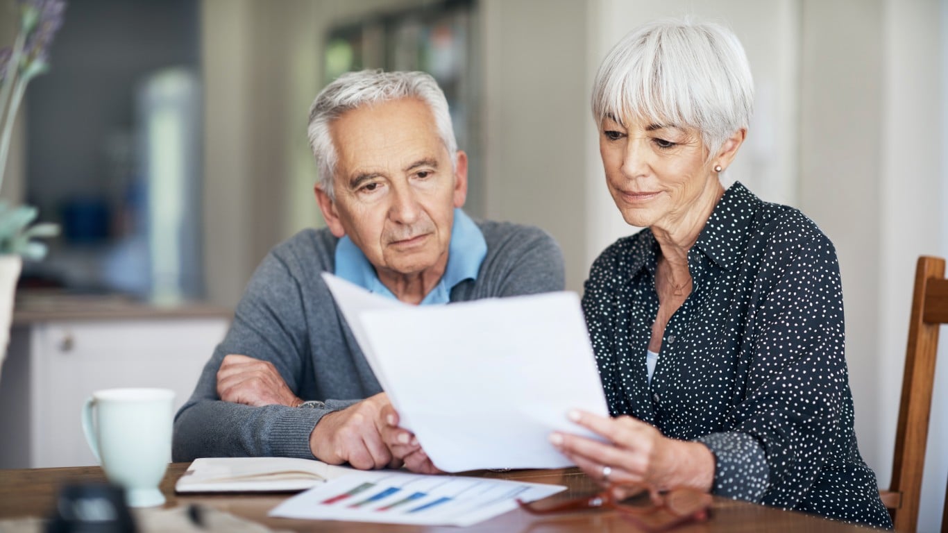 Una pareja de 64 años enfrenta $22,000 en costos de seguro médico. ¿Quién ganará el debate sobre la jubilación ahora versus 10 meses?