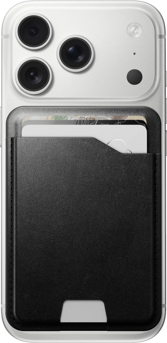 Foto de Nomad Leather Wallet que muestra la parte posterior del iPhone con tres lentes con tarjetas adjuntas mediante MagSafe