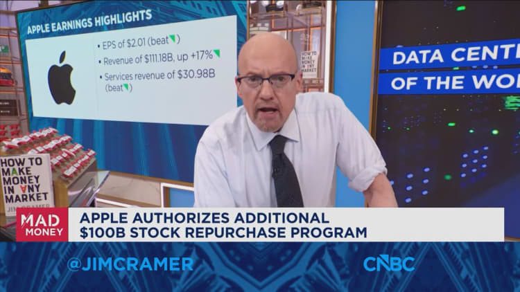 Jim Cramer explica que el mercado básicamente se puede dividir en acciones de centros de datos y todo lo demás.