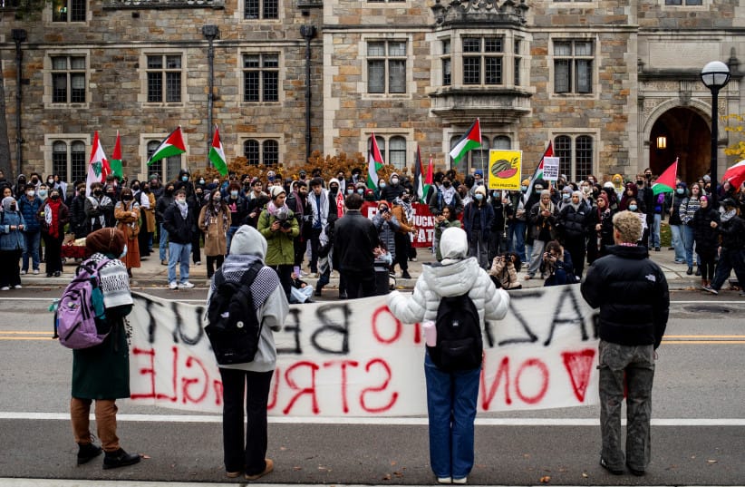 Estudiantes y otras personas se reúnen con carteles para mostrar su apoyo a los palestinos en Gaza frente a la residencia del presidente de la Universidad de Michigan en Ann Arbor, Michigan, EE. UU., el 21 de noviembre de 2024.