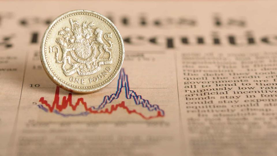 Una libra inglesa se coloca en un gráfico para representar una espiral descendente económica.