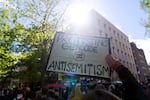 ARCHIVO-Cientos de personas participan en una protesta a favor de Palestina en el campus de la Universidad Estatal de Portland, el lunes 29 de abril de 2024.