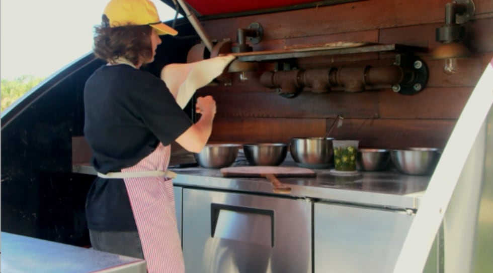 También había mucha comida en el mercado, incluido un camión móvil de pizzas alimentado con leña instalado...