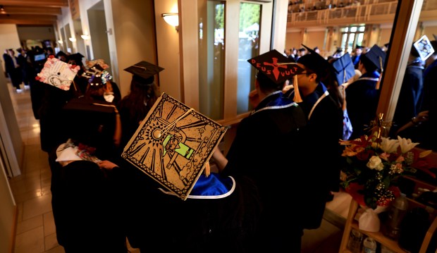 Los graduados de la Universidad Estatal de Sonoma esperan recibir sus diplomas el sábado 23 de mayo de 2026 en el Greene Music Center en Rohnert Park. (Kent Porter / The Press Democrat)