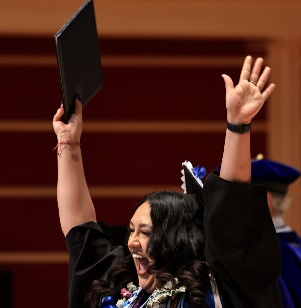 Vasti Ortiz Arango reacciona después de recibir su diploma el sábado 23 de mayo de 2026, durante la ceremonia de graduación de la Universidad Estatal de Sonoma en el Green Music Center en Rohnert Park. (Kent Porter / The Press Democrat)