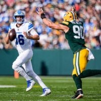 El mariscal de campo de los Detroit Lions, Jared Goff (16), busca pasar contra el ala defensiva de los Green Bay Packers, Lucas Van Ness (90), durante la primera mitad en Lambeau Field en Green Bay, Wisconsin, el domingo 7 de septiembre de 2025.