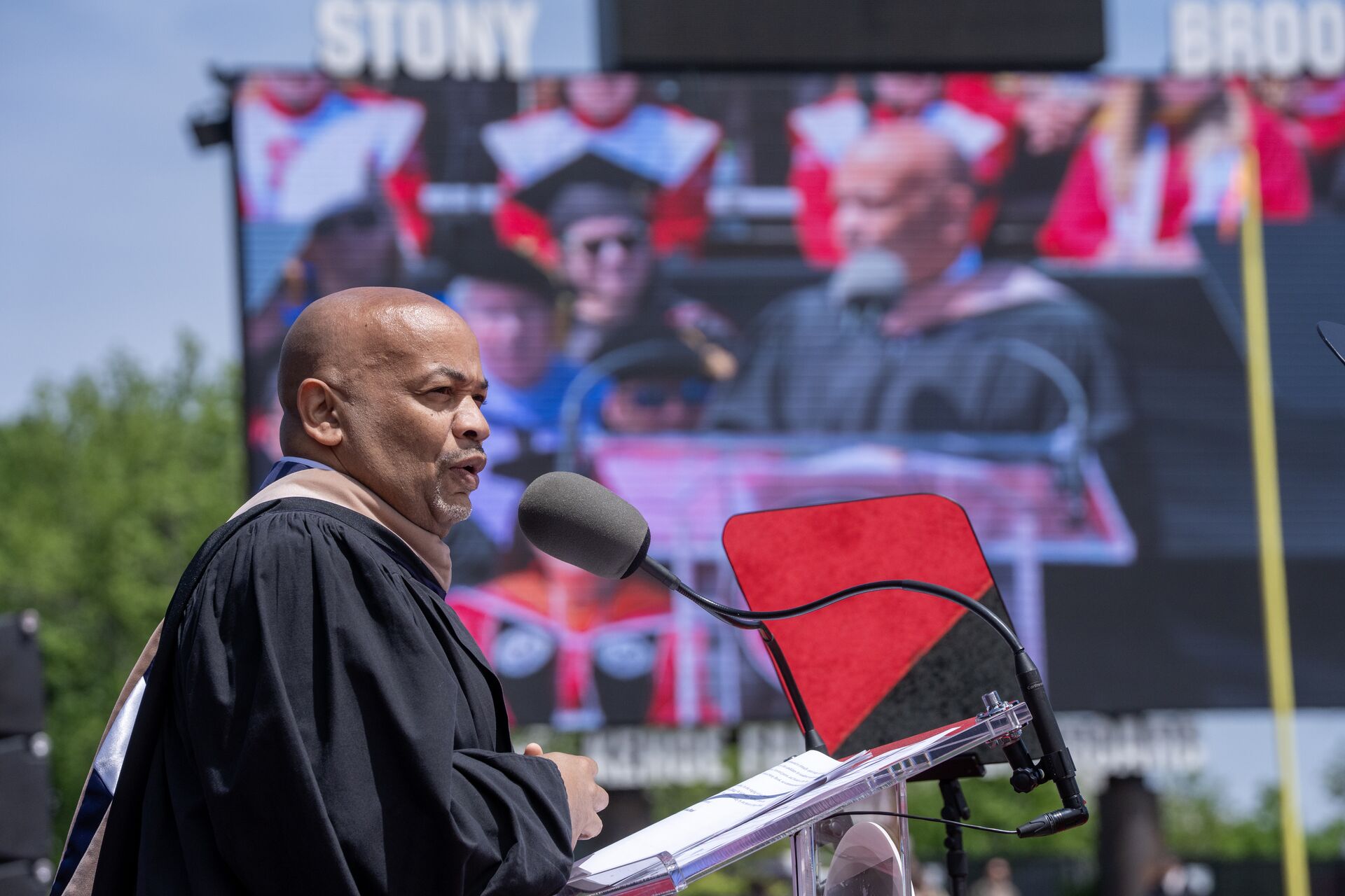 El presidente de la Asamblea del Estado de Nueva York, Carl Hastie '90, se dirige a los graduados