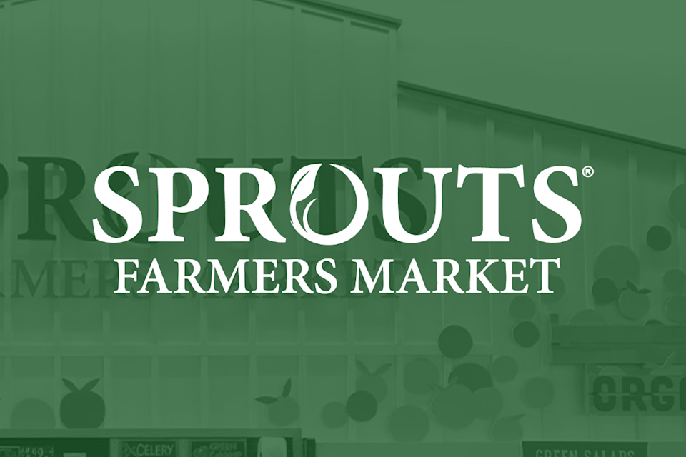 El logotipo de Sprouts Farmers Market está estampado en una de sus tiendas de comestibles.