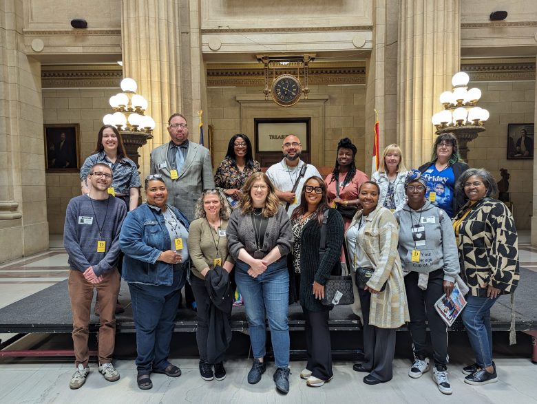 Miembros del equipo de Cleveland Documenters en el Ayuntamiento. Fila superior: Anastasia Vanisco, Larry Gardner, Andrea Jones, Ronaldo Rodríguez Jr., Regina Samuels, Mary Ellen Heusken, Jennifer Harding-Gosnell. Fila inferior: Doug Brill-Pitorak, Kelly Morris, Laura Redmon, Rebecca Maurer, concejal de la ciudad de Cleveland, Sheena Fein, Jeanine Isom-Barnhill, Jotoa Gray, Angela Rush. Crédito: Anastasia Vanisco