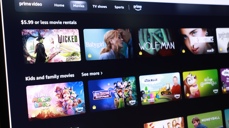 Una imagen en primer plano ligeramente borrosa de la interfaz de usuario de Amazon Prime Video.